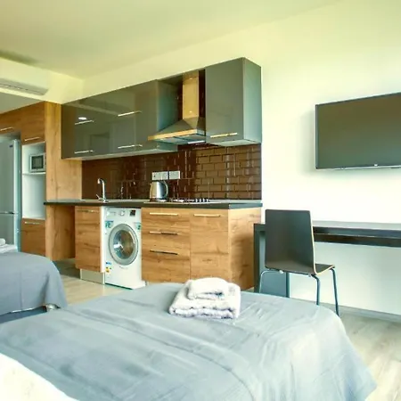 Bright Studio Apartment *